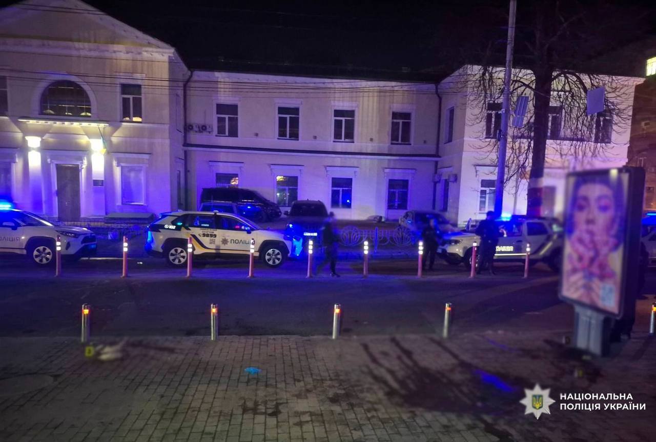 У центрі Києва іноземець з ножем напав на чоловіка: потерпілого госпіталізували. Подробиці та фото