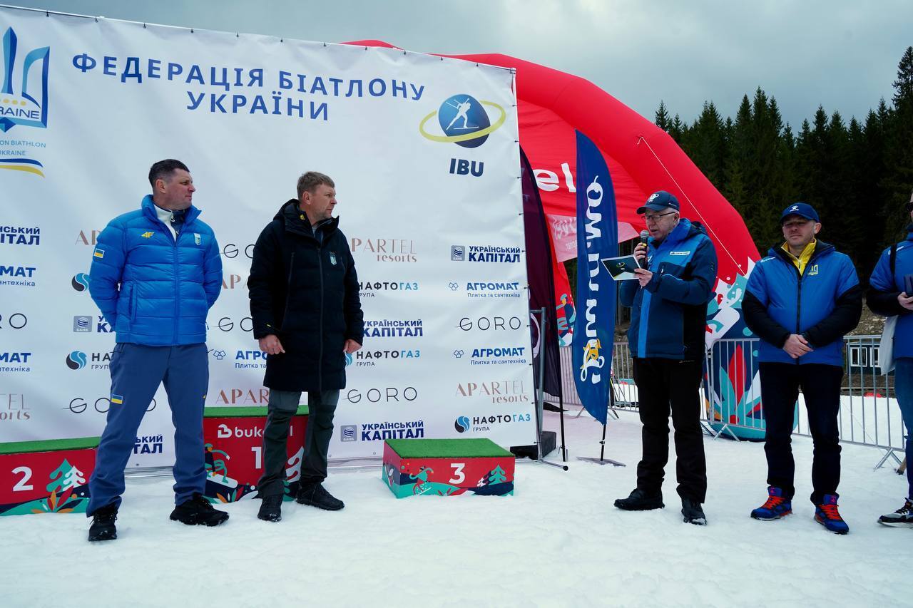 Украине вручили отобранную у России медаль чемпионата мира по биатлону. Фотофакт