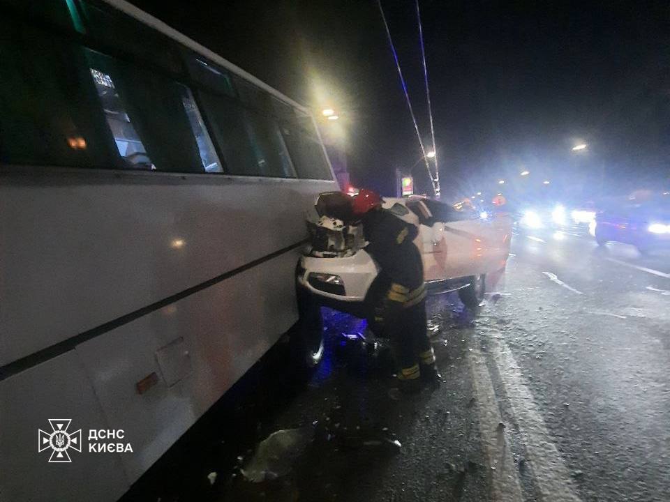 У Києві на Берестейському проспекті легковик протаранив маршрутку: є постраждалий. Фото та відео