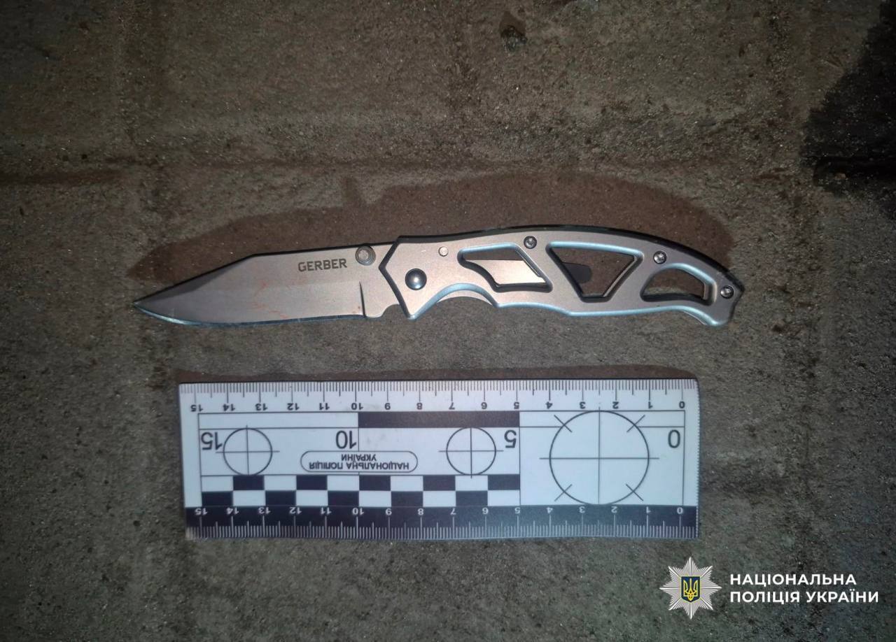 У центрі Києва іноземець з ножем напав на чоловіка: потерпілого госпіталізували. Подробиці та фото