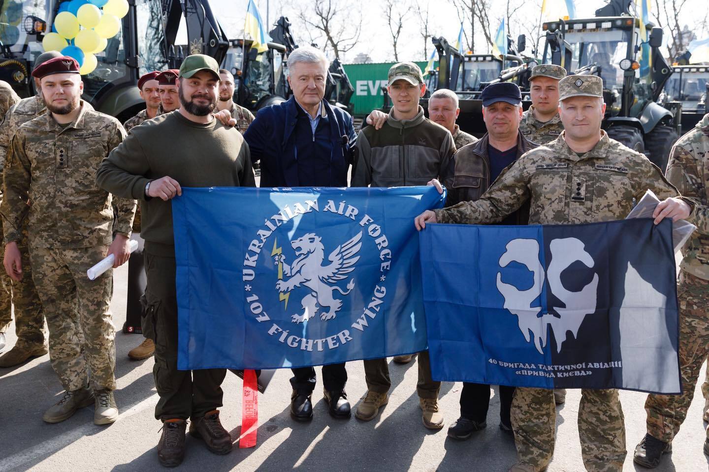 Є перша сотня: Порошенко передав на фронт чергову партію екскаваторів для фортифікаційних робіт