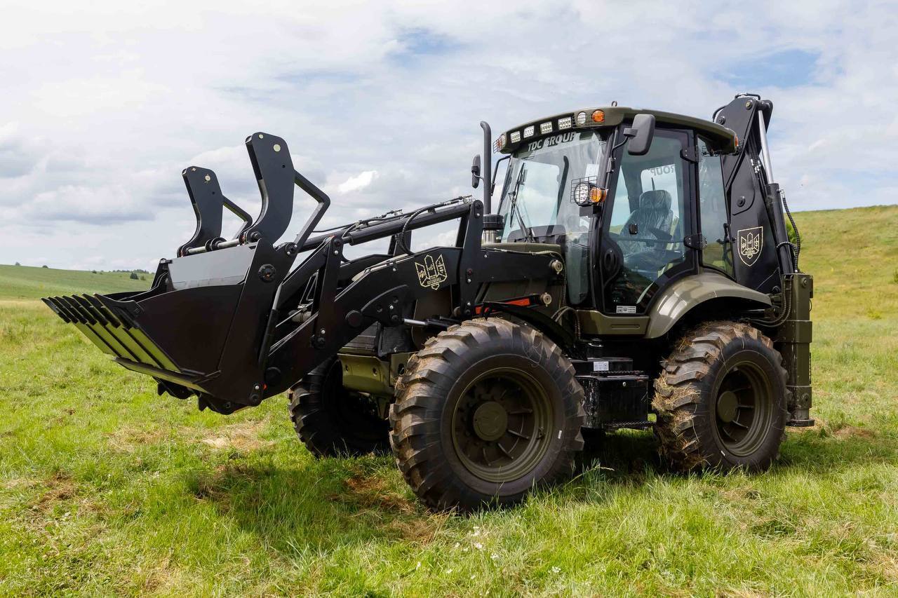 Є перша сотня: Порошенко передав на фронт чергову партію екскаваторів для фортифікаційних робіт