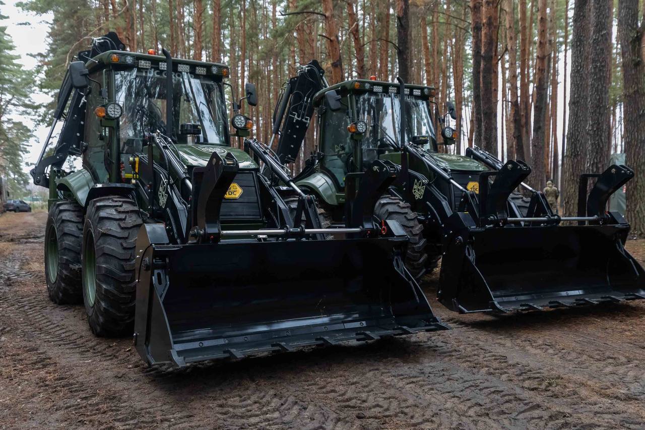 Є перша сотня: Порошенко передав на фронт чергову партію екскаваторів для фортифікаційних робіт