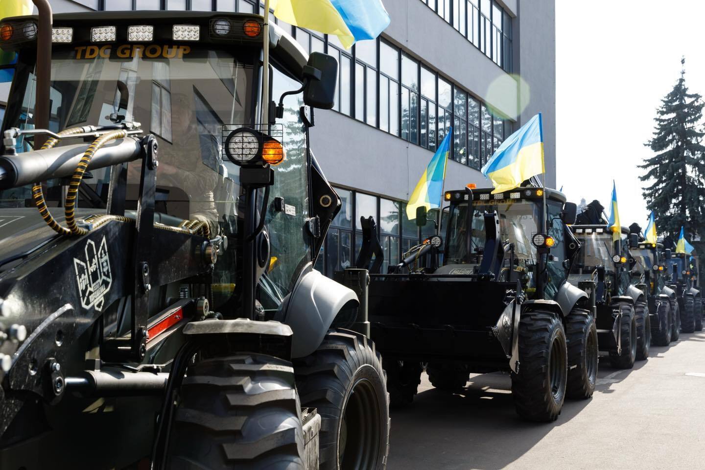 Є перша сотня: Порошенко передав на фронт чергову партію екскаваторів для фортифікаційних робіт