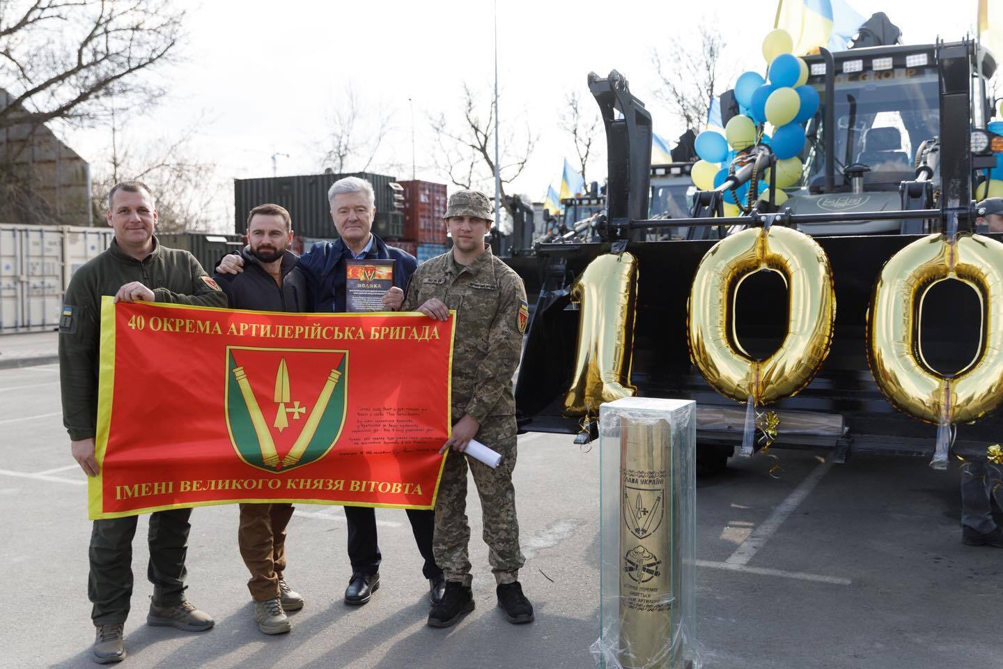 Є перша сотня: Порошенко передав на фронт чергову партію екскаваторів для фортифікаційних робіт