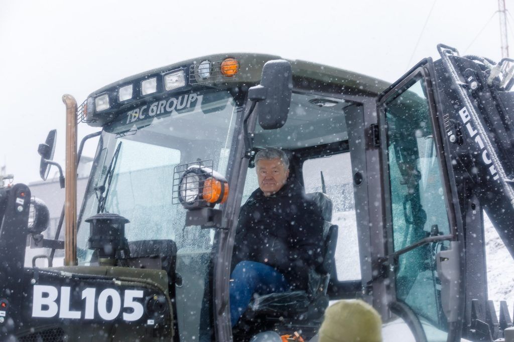 Є перша сотня: Порошенко передав на фронт чергову партію екскаваторів для фортифікаційних робіт