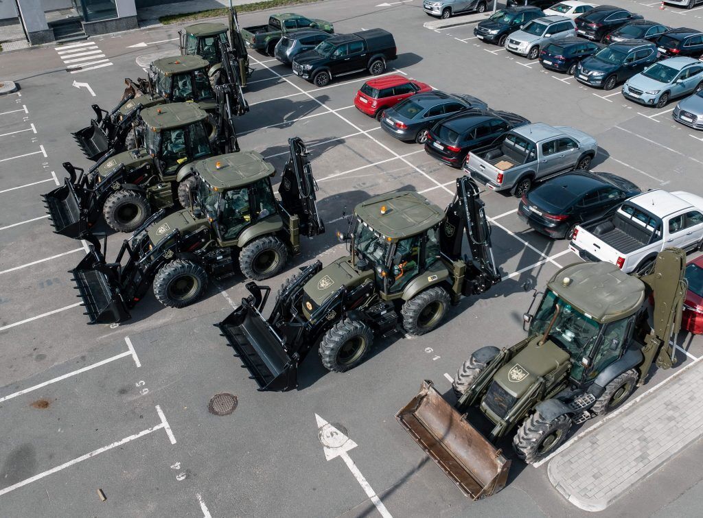 Є перша сотня: Порошенко передав на фронт чергову партію екскаваторів для фортифікаційних робіт