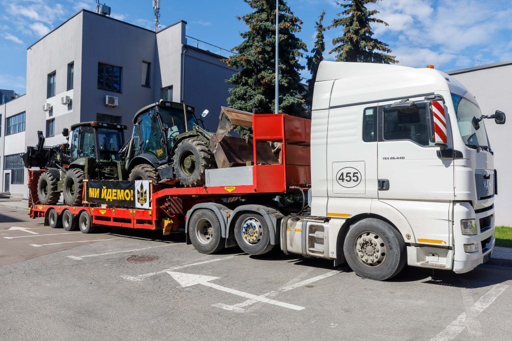 Є перша сотня: Порошенко передав на фронт чергову партію екскаваторів для фортифікаційних робіт