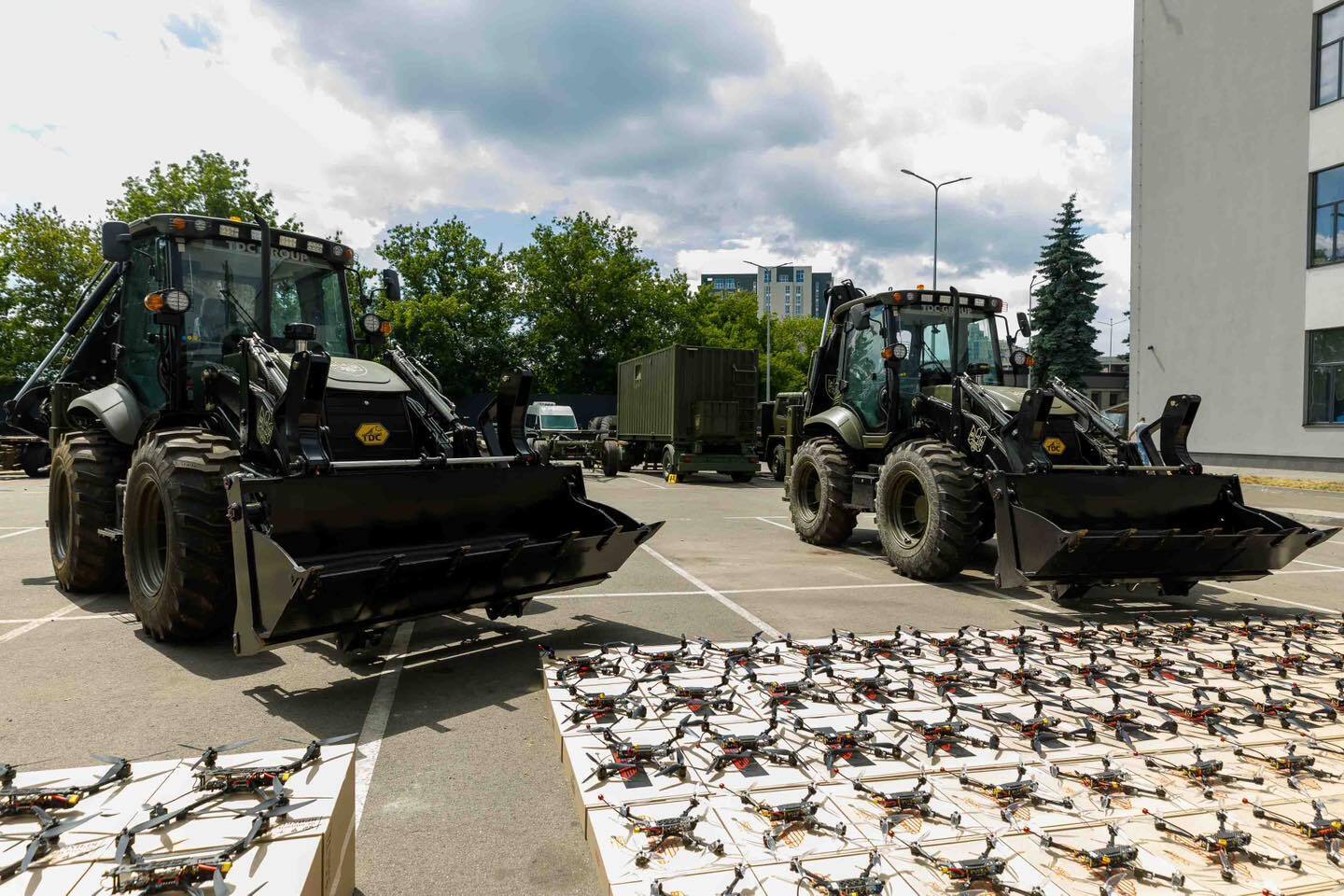 Є перша сотня: Порошенко передав на фронт чергову партію екскаваторів для фортифікаційних робіт