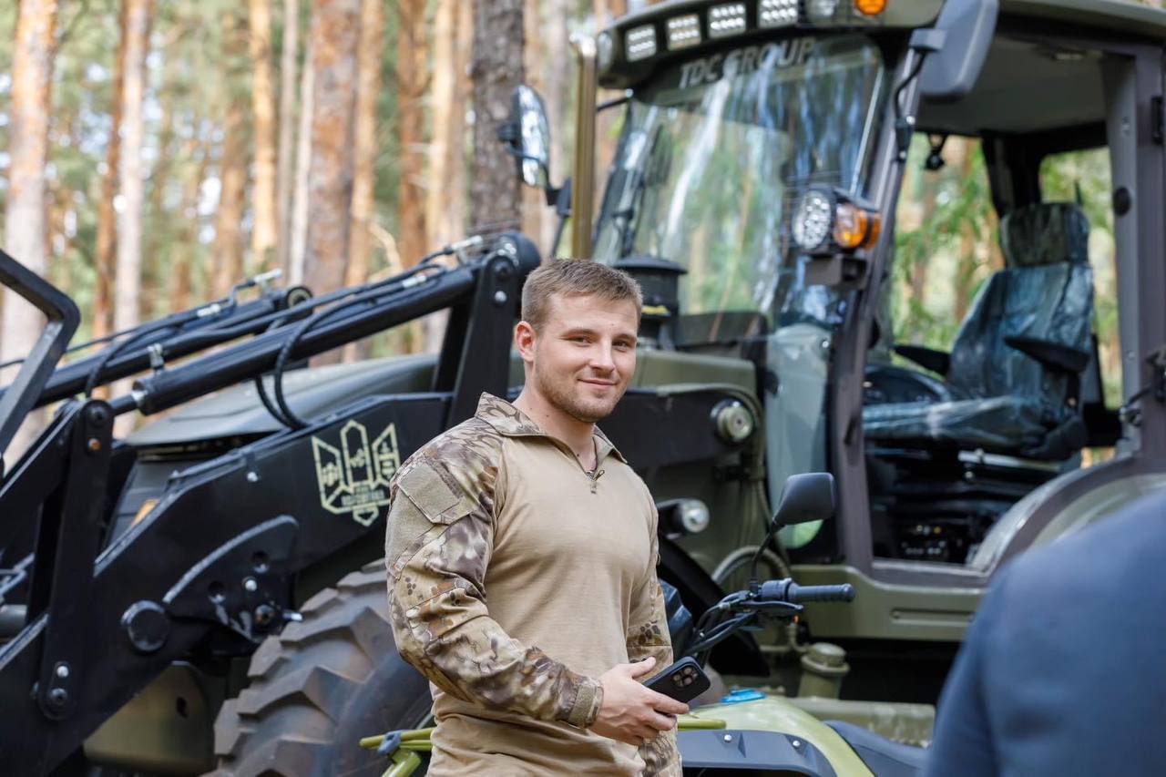 Є перша сотня: Порошенко передав на фронт чергову партію екскаваторів для фортифікаційних робіт