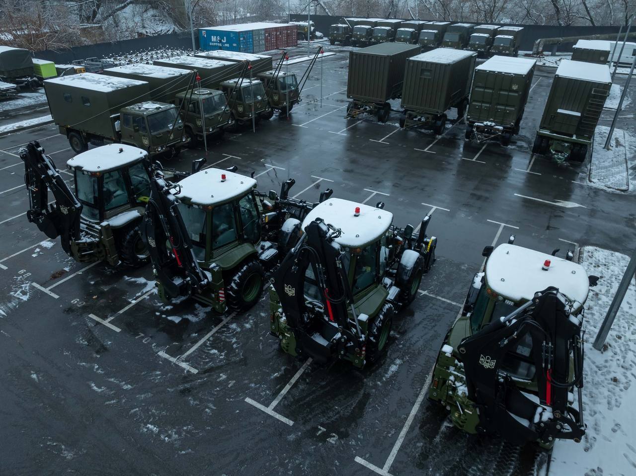 Є перша сотня: Порошенко передав на фронт чергову партію екскаваторів для фортифікаційних робіт