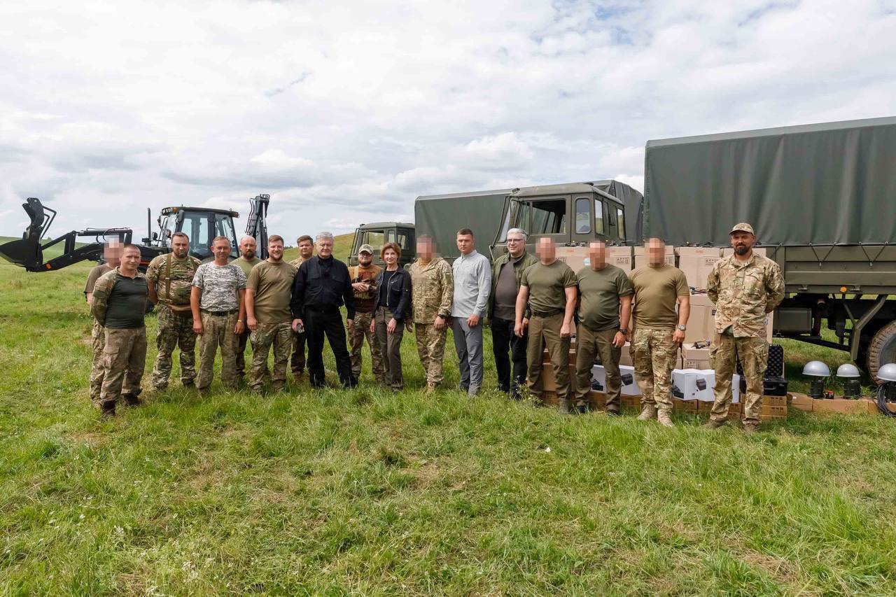 Є перша сотня: Порошенко передав на фронт чергову партію екскаваторів для фортифікаційних робіт