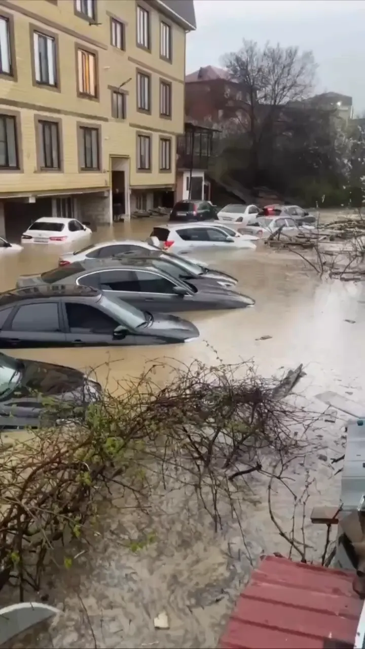 В России из-за наводнения тысячи людей остались без света, упал железнодорожный мост. Видео