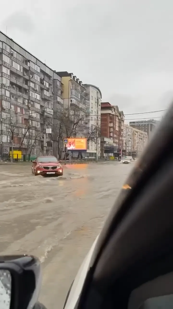 В России из-за наводнения тысячи людей остались без света, упал железнодорожный мост. Видео