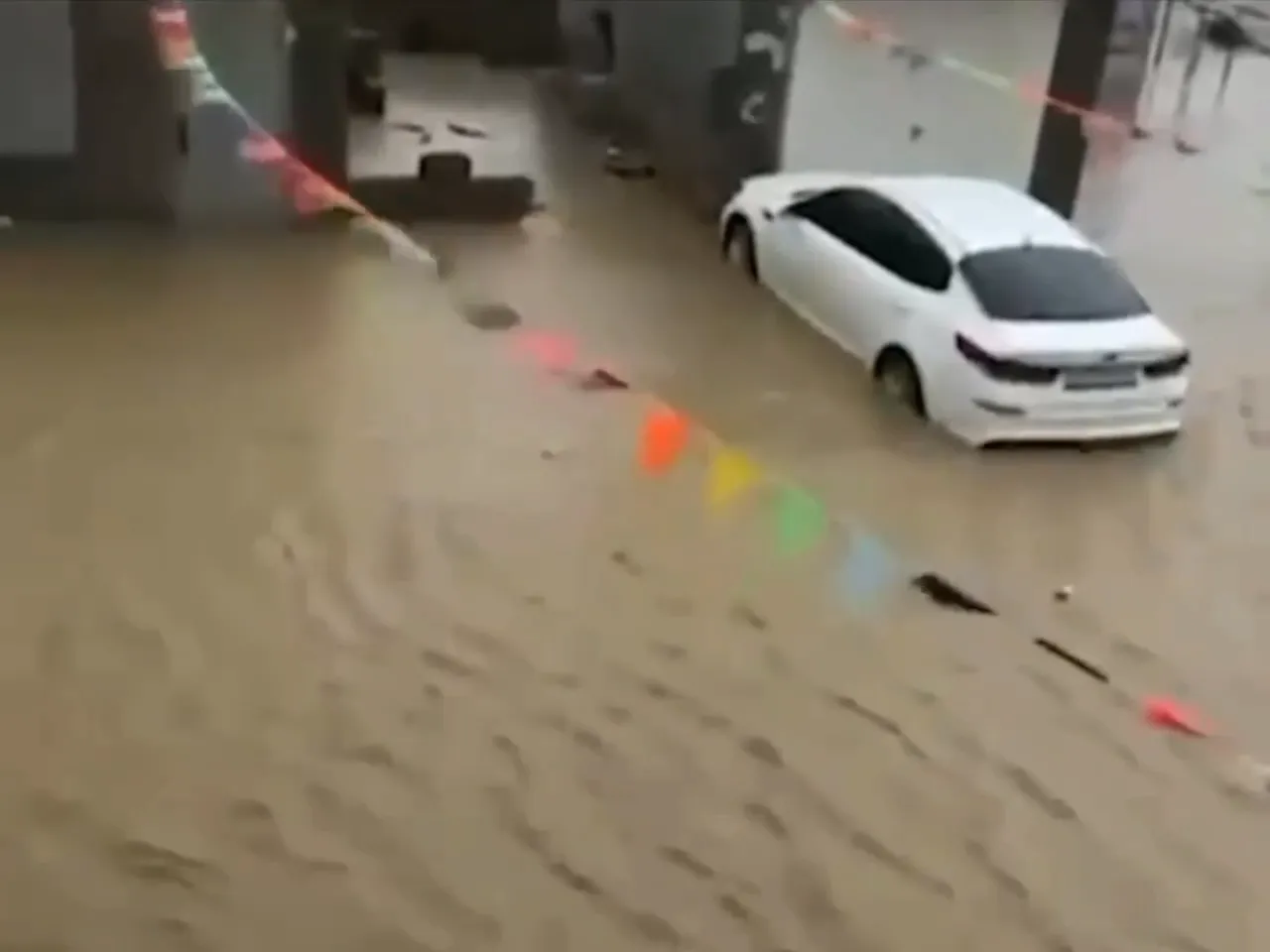 В России из-за наводнения тысячи людей остались без света, упал железнодорожный мост. Видео