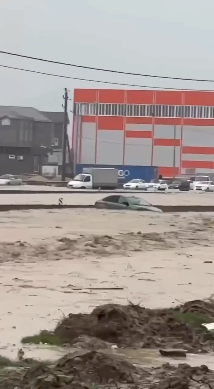 В России из-за наводнения тысячи людей остались без света, упал железнодорожный мост. Видео