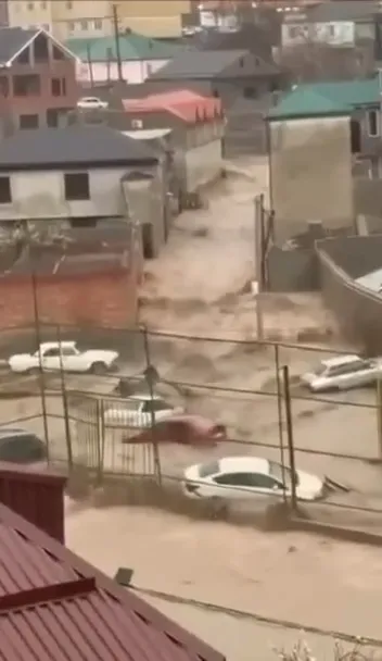 В России из-за наводнения тысячи людей остались без света, упал железнодорожный мост. Видео