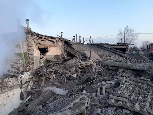 Окупанти вдарили по готелю і гаражному товариству у Словʼянську: є руйнування. Фото