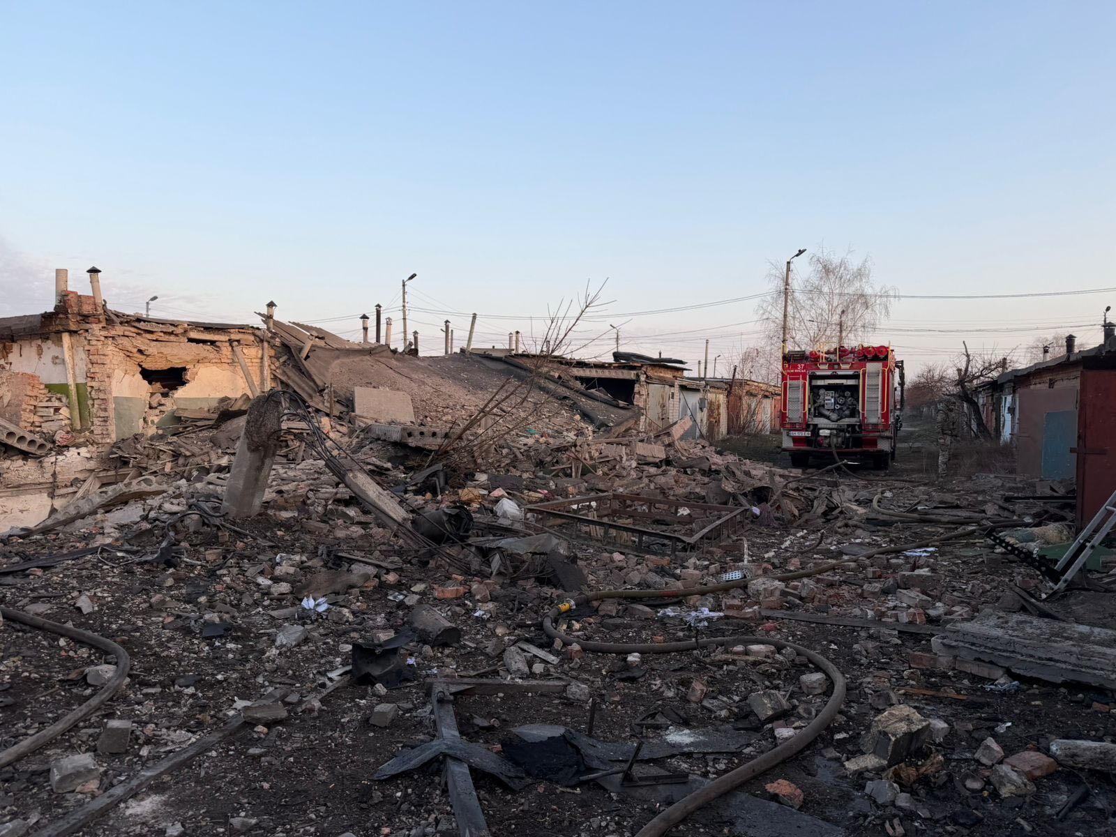 Окупанти вдарили по готелю і гаражному товариству у Словʼянську: є руйнування. Фото