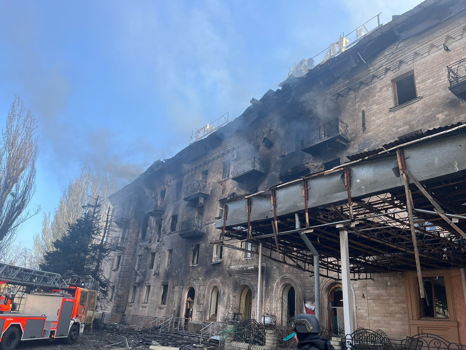 Окупанти вдарили по готелю і гаражному товариству у Словʼянську: є руйнування. Фото