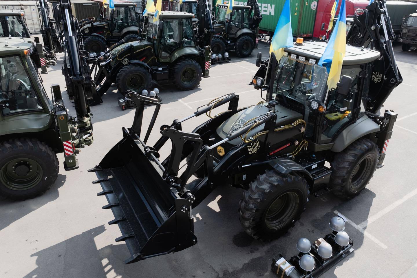 Порошенко передав пікап та техніку підрозділу "Хижаки висот", в якому служить легендарна "Пташка"