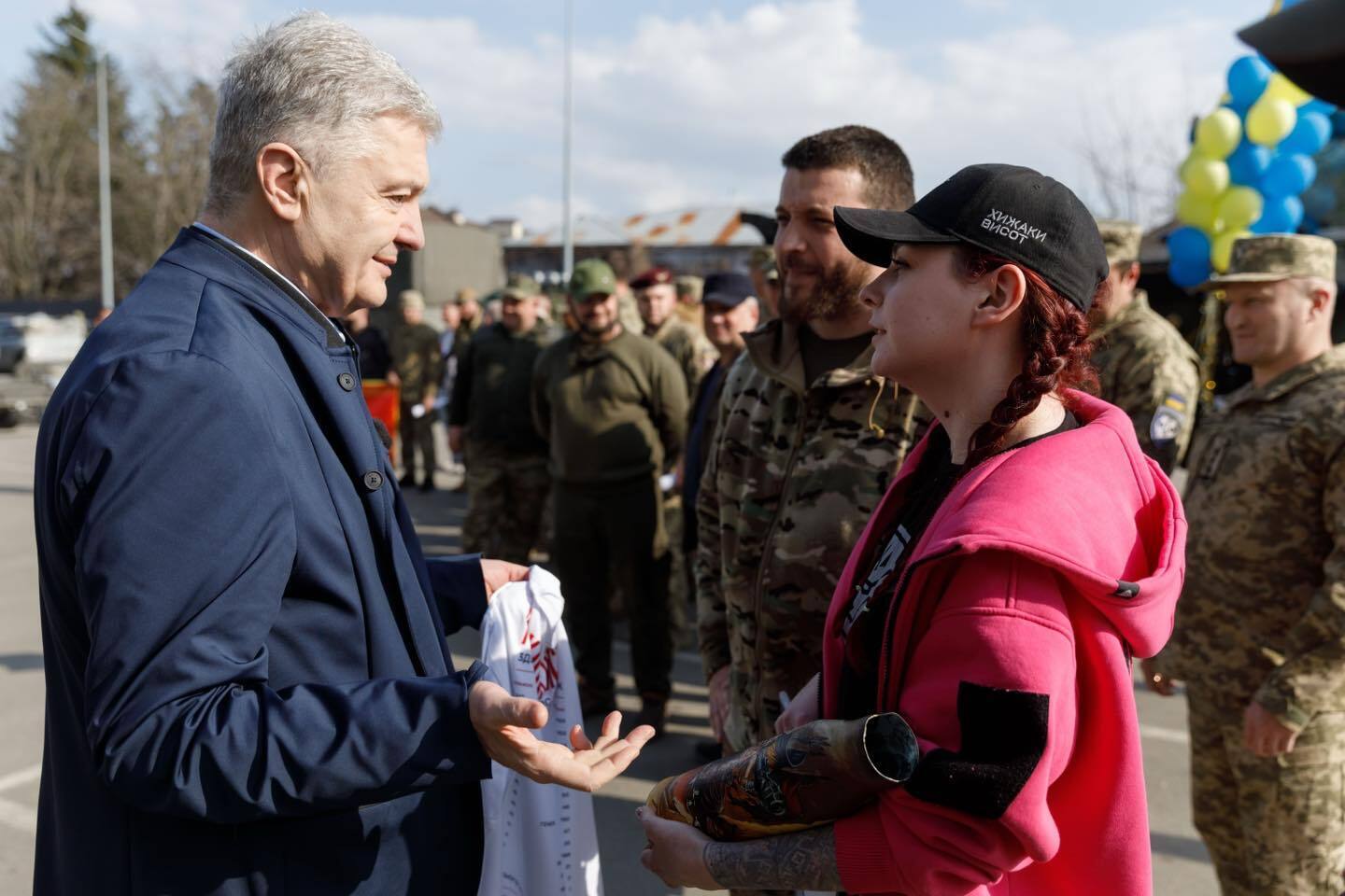 Порошенко передав пікап та техніку підрозділу "Хижаки висот", в якому служить легендарна "Пташка"