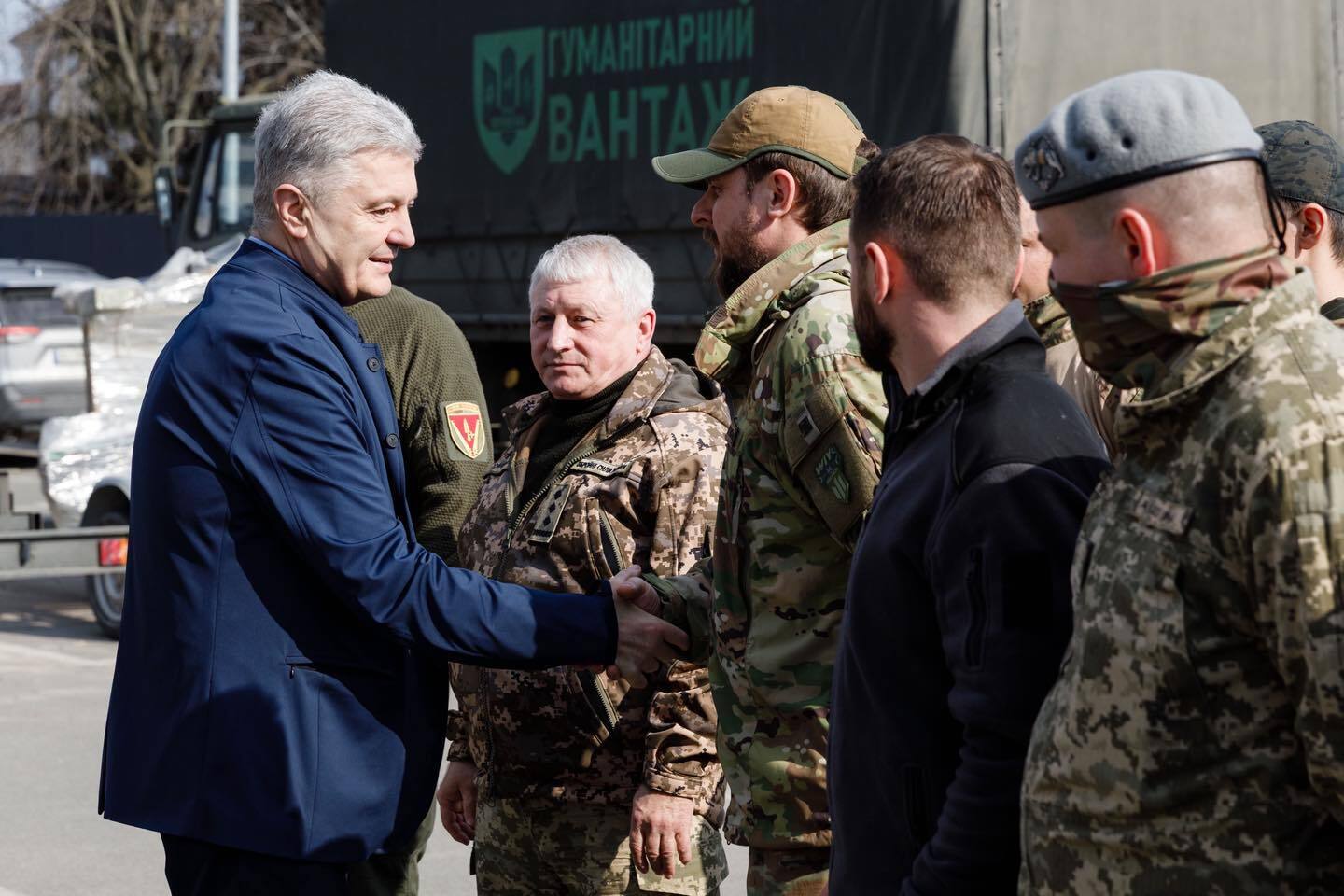 Порошенко передав пікап та техніку підрозділу "Хижаки висот", в якому служить легендарна "Пташка"