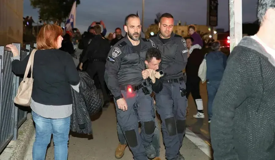 В Ізраїлі відбулися протести проти війни з Іраном: поліція розігнала демонстрантів. Фото і відео