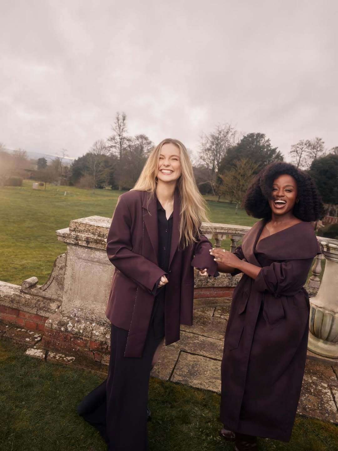 Звезда "Бриджертонов", сыгравшая Франческу, показалась в образе от украинского бренда за $1200. Фото