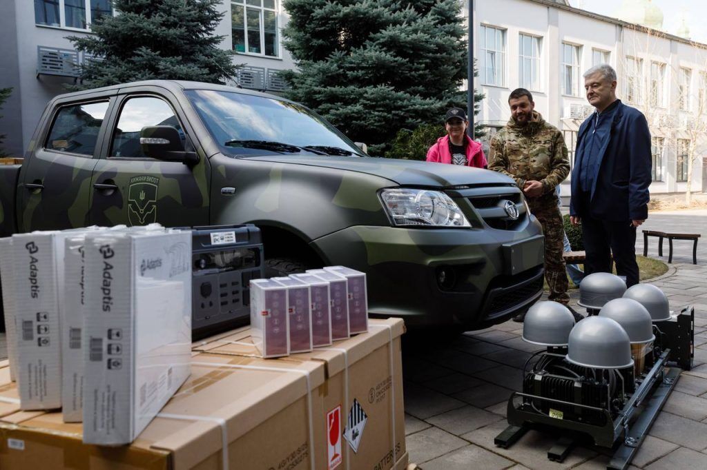 Порошенко передав пікап та техніку підрозділу "Хижаки висот", в якому служить легендарна "Пташка"