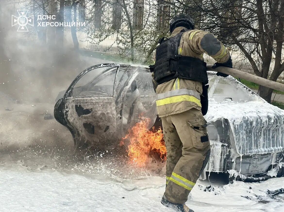 Оккупанты сбросили взрывчатку с дрона на автомобиль в Херсоне: погибла женщина, ранен мужчина. Фото