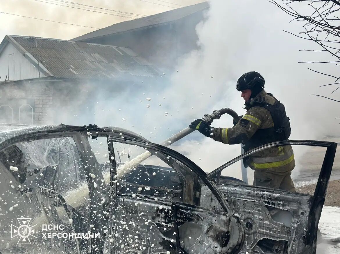 Оккупанты сбросили взрывчатку с дрона на автомобиль в Херсоне: погибла женщина, ранен мужчина. Фото