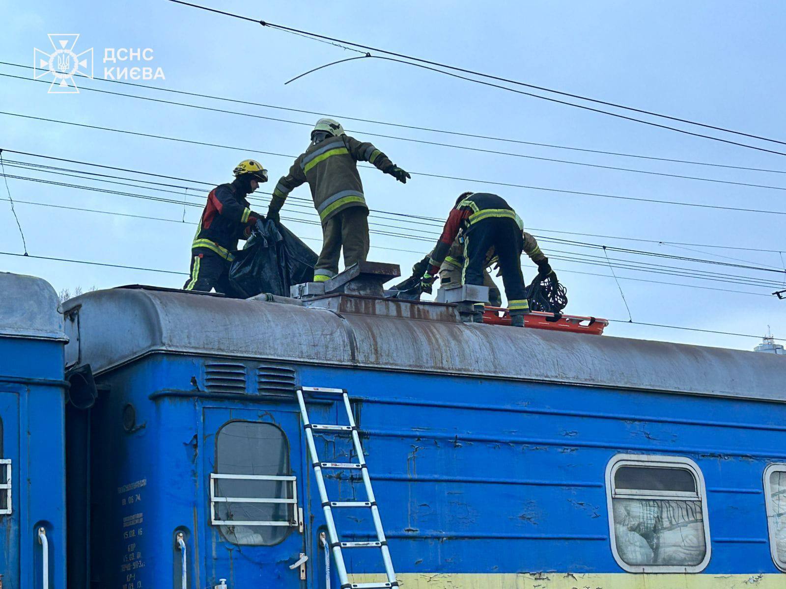 В Киеве подростки залезли на крышу поезда: один погиб от удара током, двое – с ожогами. Фото
