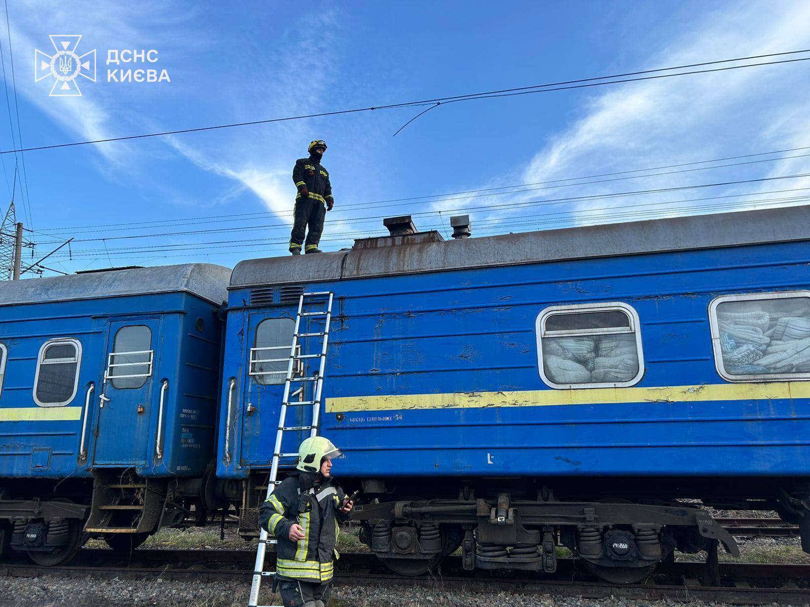 В Киеве подростки залезли на крышу поезда: один погиб от удара током, двое – с ожогами. Фото