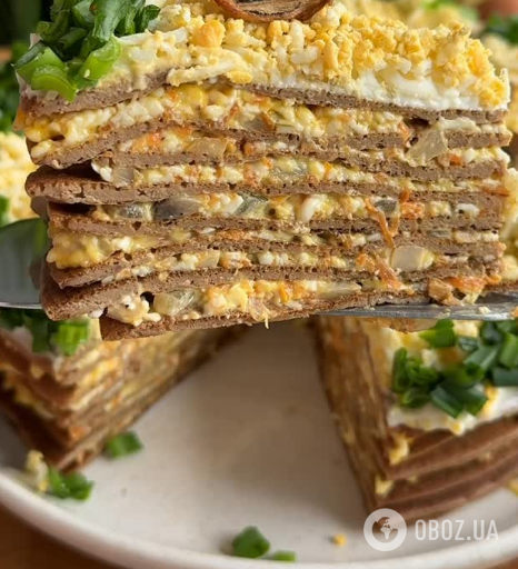 Смачний печінковий торт для святкового столу: що зробити, щоб млинці не гірчили