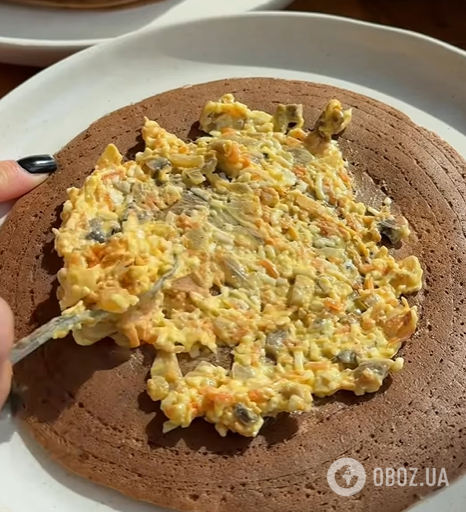 Смачний печінковий торт для святкового столу: що зробити, щоб млинці не гірчили