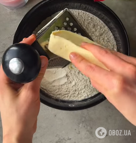 Как приготовить домашние рогалики к чаю: добавьте внутрь ореховую начинку