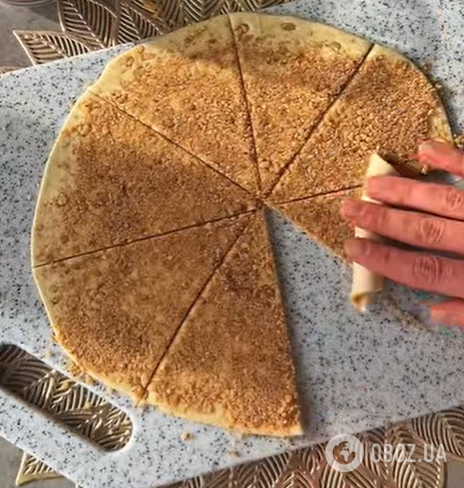 Как приготовить домашние рогалики к чаю: добавьте внутрь ореховую начинку