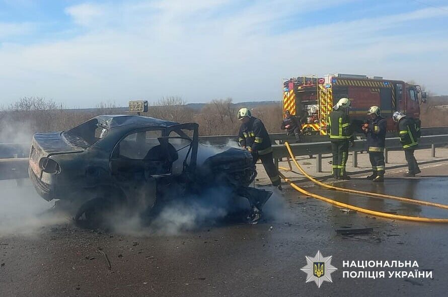 Під Полтавою авто врізалося у відбійник і загорілося: водій загинув на місці. Фото
