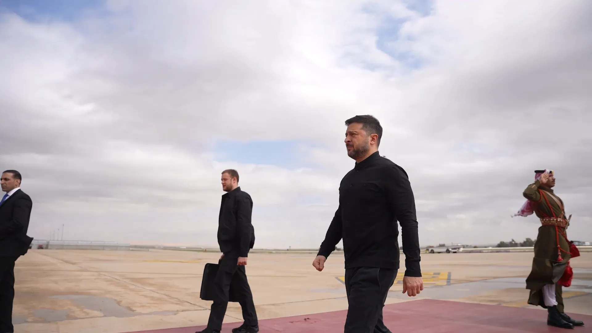 "Попереду важливі зустрічі": Зеленський прилетів до Йорданії. Відео