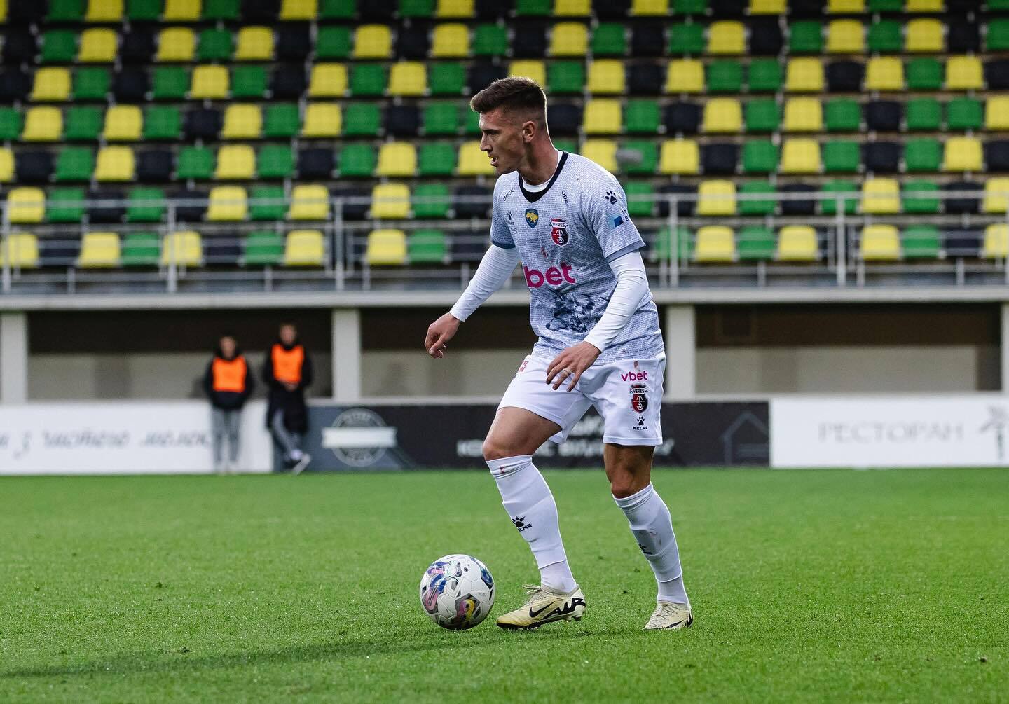 Ексфутболіст української збірної відмовився повертатися в Україну, "вирішивши питання самостійно"