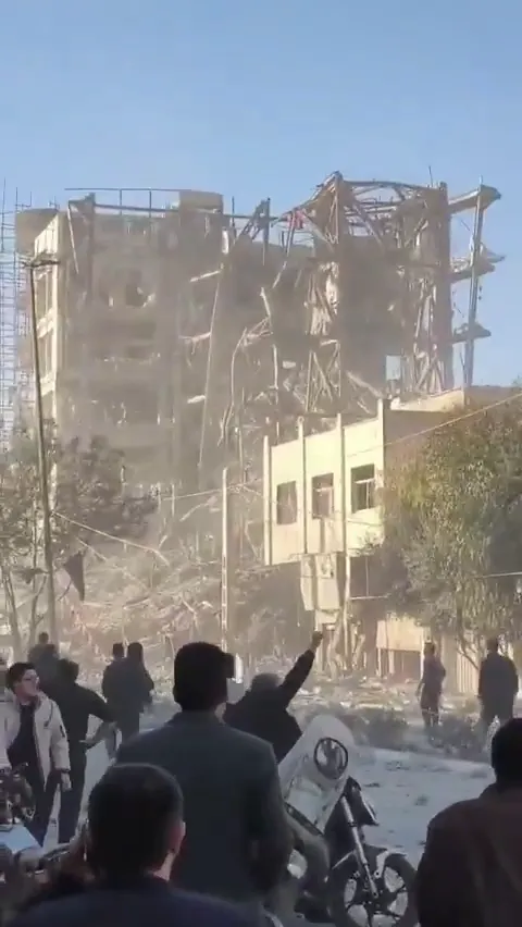 Ізраїль і США вдарили по Ірану: зафіксовано влучання в аеропорт і будівлю, де обирали наступника Хаменеї. Відео