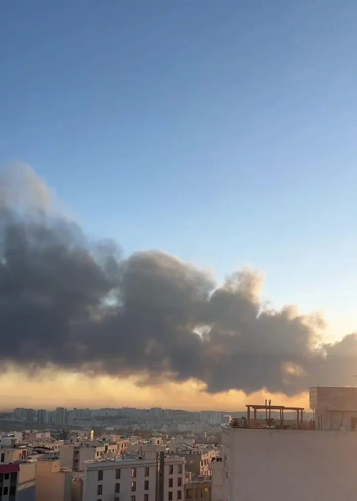 Ізраїль і США вдарили по Ірану: зафіксовано влучання в аеропорт і будівлю, де обирали наступника Хаменеї. Відео