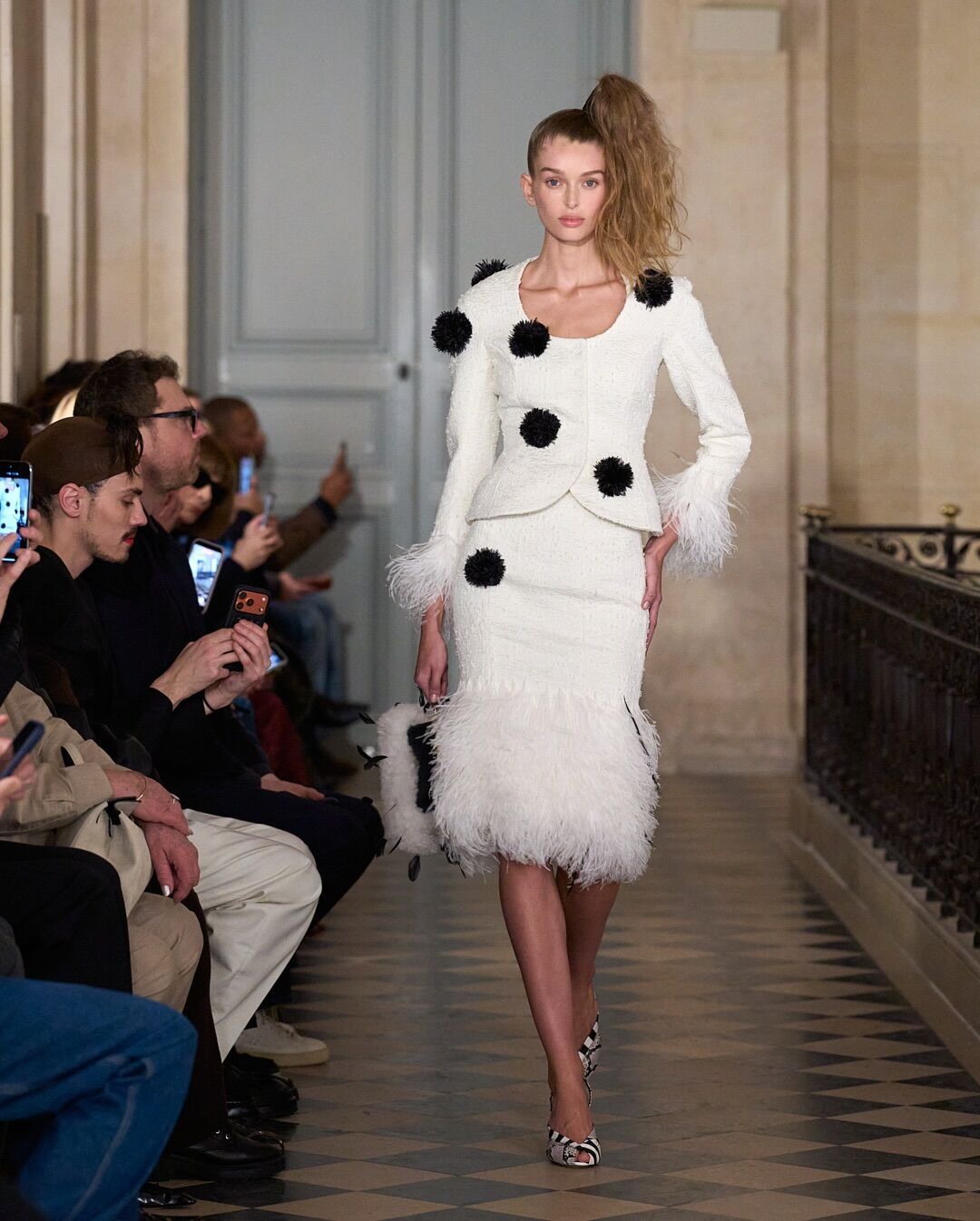 Зробити дуже легко: популярна у 80-х зачіска знову в моді