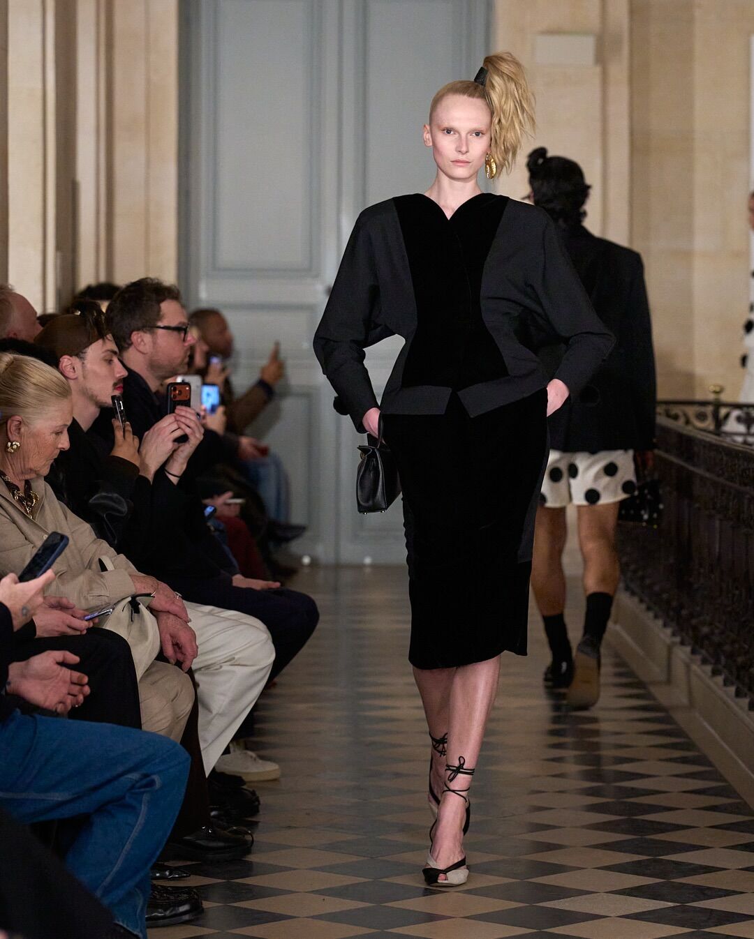 Зробити дуже легко: популярна у 80-х зачіска знову в моді