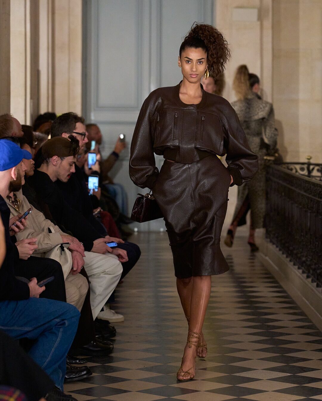 Зробити дуже легко: популярна у 80-х зачіска знову в моді