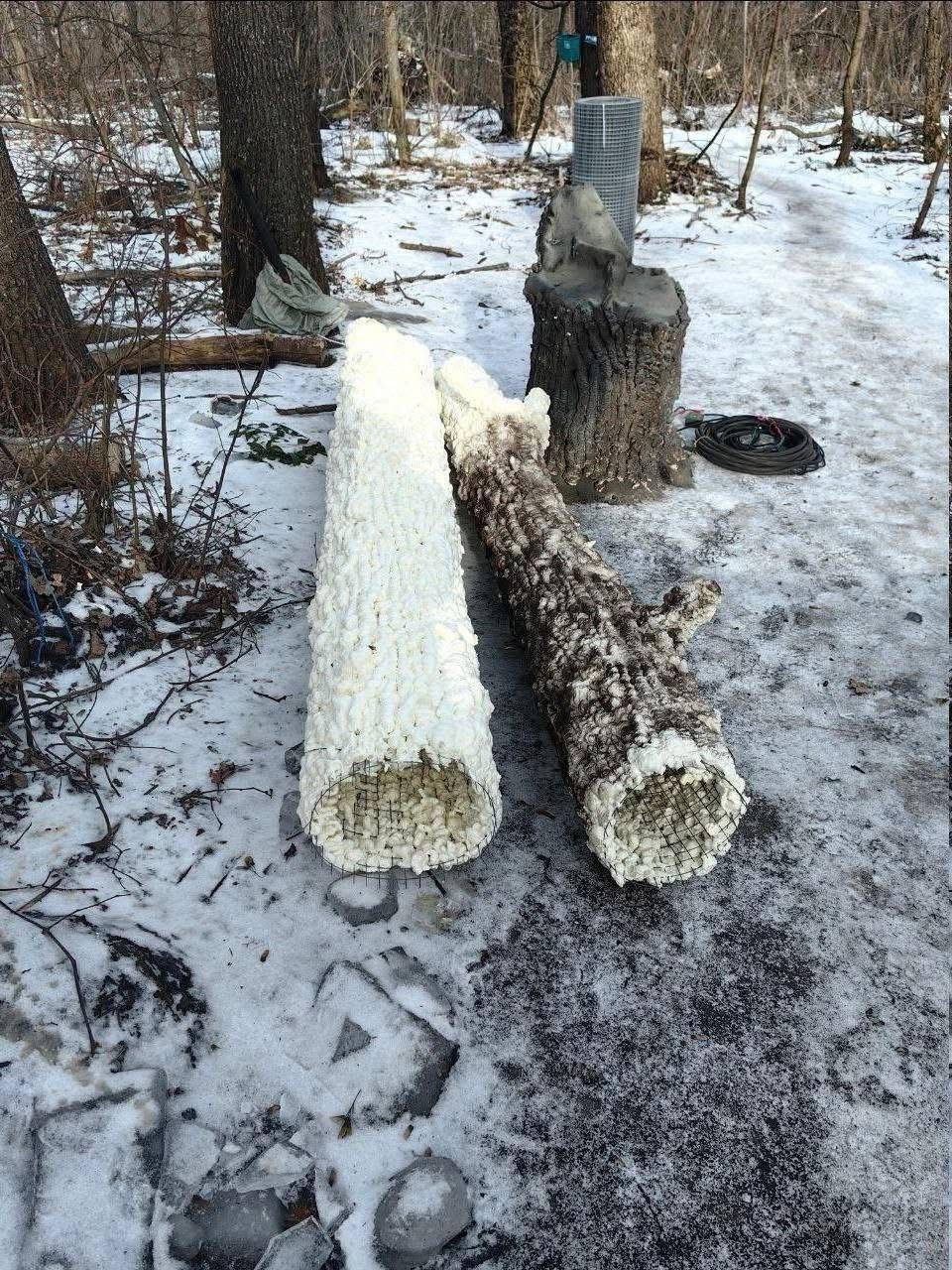 Окупанти почали ховати антени у муляжах стовбурів, щоб врятувати їх від ударів Сил оборони. Фото