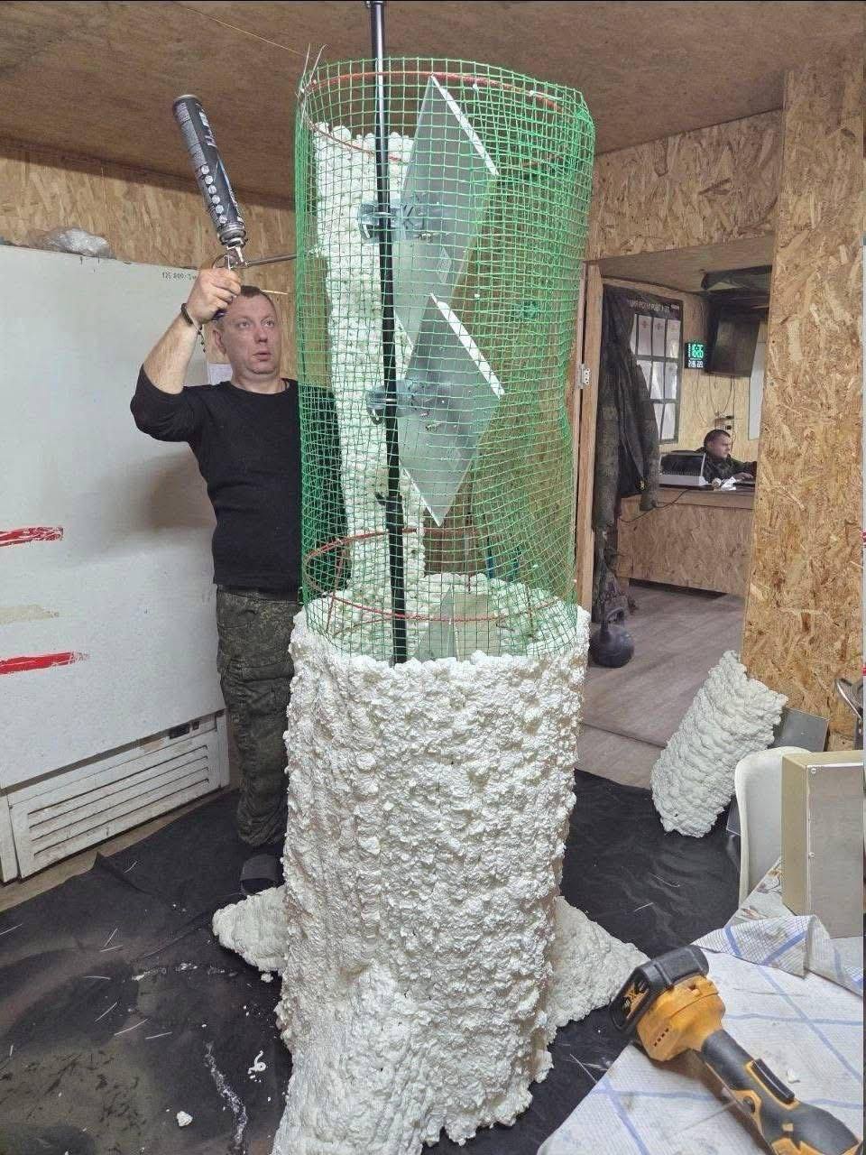 Окупанти почали ховати антени у муляжах стовбурів, щоб врятувати їх від ударів Сил оборони. Фото