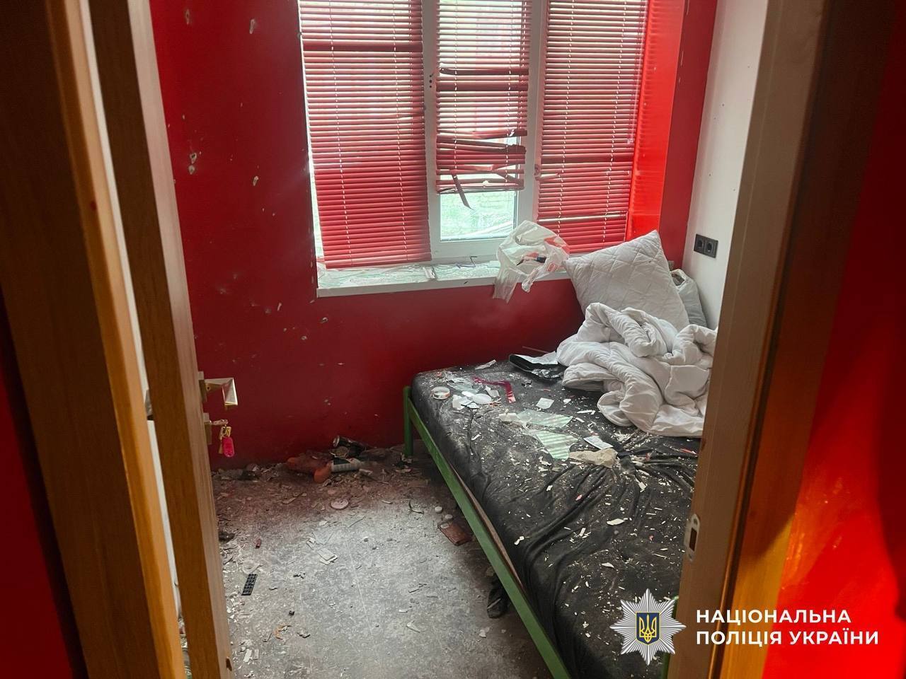 У Києві чоловік під час конфлікту з сусідом підірвав гранату у хостелі. Подробиці справи та фото