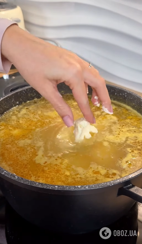 Вкусный сырный суп с красной рыбой: обязательно приготовьте на обед